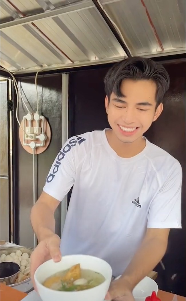 Tak sedikit netizen yang mengomentari penampilan Dimas Ahmad yang disebut semakin mirip dengan Raffi Ahmad. Tak hanya penampilannya, melainkan gaya bicaranya juga mirip. cara ngomongnya kaya aa rafi anj*r sambil gerak tanganya, komentar salah seorang netizen. Foto: TikTok/@montcan