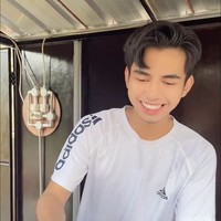 Tak sedikit netizen yang mengomentari penampilan Dimas Ahmad yang disebut semakin mirip dengan Raffi Ahmad. Tak hanya penampilannya, melainkan gaya bicaranya juga mirip. cara ngomongnya kaya aa rafi anj*r sambil gerak tanganya, komentar salah seorang netizen. Foto: TikTok/@montcan