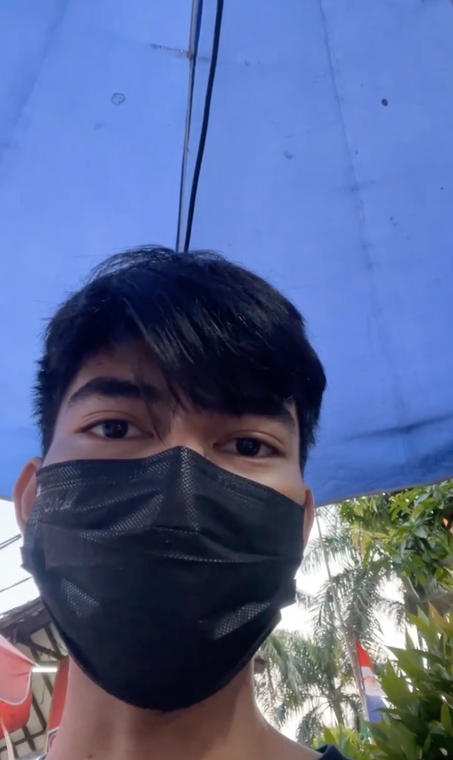 Melalui akun Instagramnya Dimas terlihat membagikan momen-momen dirinya kembali berjualan bakso. Dalam salah satu video terlihat Dimas bersama rekannya berjualan bakso di pinggir jalan. Foto: Instagram/@dimas_baam