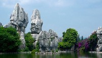 Selain itu terdapat pula danau Long Lake, yang merupakan danau karst dengan panjang 3 kilometer, dan lebar 300 meter. Danau itu memperlihatkan stalaktit dan stalagmite bawah air, dan sebuah pulau kecil di tengahnya.