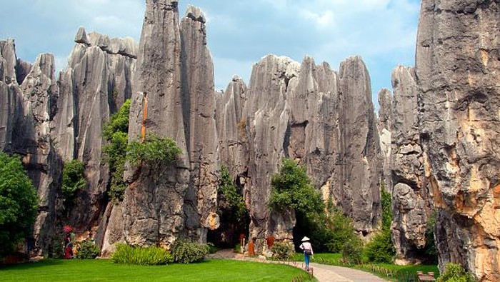 Eksotika Hutan Batu di Dataran China yang Memukau Shilin (The Stone Forest) is an otherworldly fantasy of twisted limestone formations that comprise the worlds largest natural stone maze. Geologists say the structures originated 200 million years ago with the interaction of limestone, sea water, rainwater and seismic upheavals. The bizarre pinnacles that resulted are of the distinctive type of limestone called karst, the same geology that one finds in Guilin. (Photo by: David Henley/Pictures From History/Universal Images Group via Getty Images)