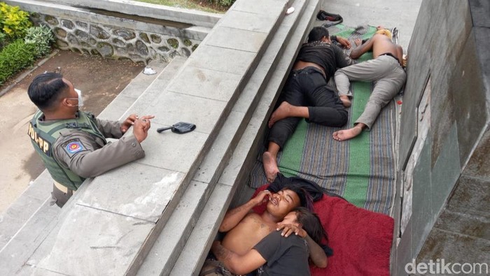 Empat anak punk yang tengah tidur di gapura di Gresik sebelum diangkut Satpol PP