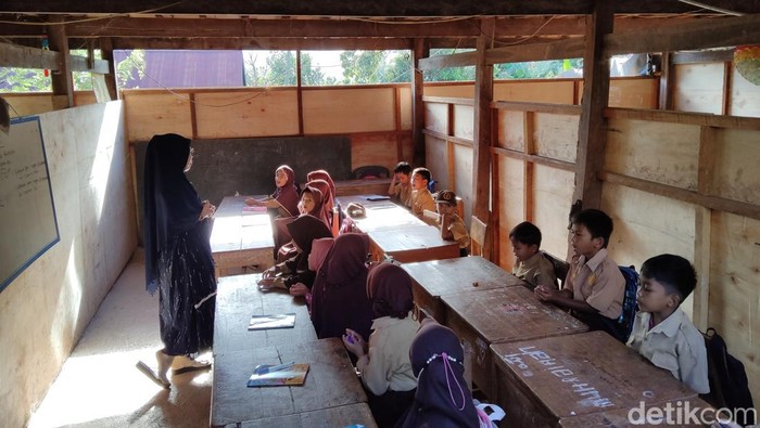 Siswa SDN 74 Bolang, Kabupaten Enrekang, Sulawesi Selatan (Sulsel) sudah setahun belajar di kolong rumah warga akibat gedung sekolah yang rusak karena longsor.