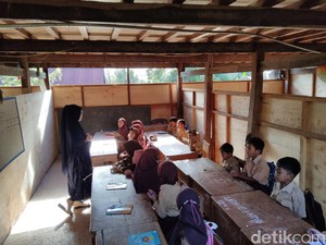 Miris! Sudah Setahun Siswa SD di Enrekang Belajar di Kolong Rumah Warga