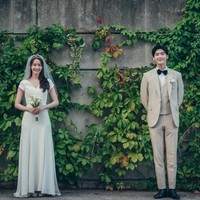 “Sedih sekali melihat mereka pergi, tolong persatukan dalam drama komedi romantis,” “Biasanya aktor terlihat canggung di foto pernikahan tapi keduanya terlihat sangat natural. Seperti foto pernikahan asli,” komentar sejumlah netizen Korea. Foto: dok. MBC