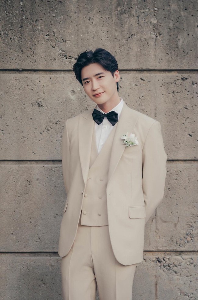 Setelah drama Korea Big Mouth tamat, foto-foto pernikahan keduanya dibagikan dan mencuri perhatian. Tak sedikit penggemar yang ingin melihat akhir bahagia bagi Lee Jong Suk dan Yoona dalam drama yang mengusung genre komedi romantis. Foto: dok. MBC