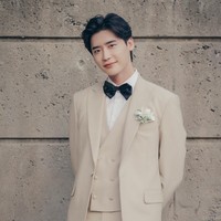 Setelah drama Korea Big Mouth tamat, foto-foto pernikahan keduanya dibagikan dan mencuri perhatian. Tak sedikit penggemar yang ingin melihat akhir bahagia bagi Lee Jong Suk dan Yoona dalam drama yang mengusung genre komedi romantis. Foto: dok. MBC