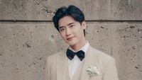 Sementara Lee Jong Suk menjadi Park Chang Ho. Foto: dok. MBC