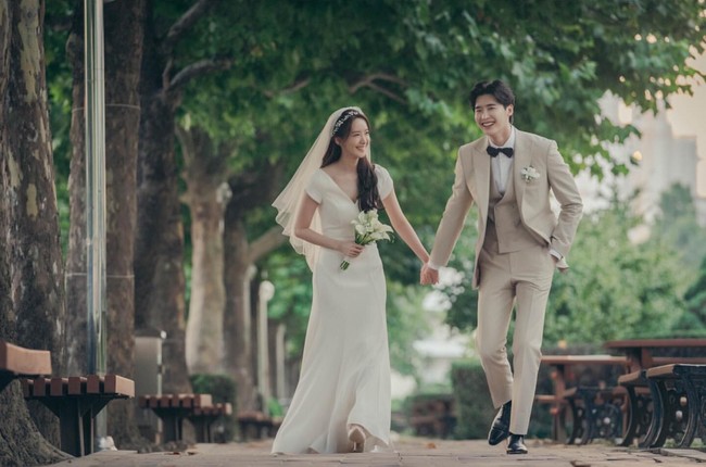 Drama Korea Big Mouth menampilkan chemistry Lee Jong Suk dan Yoona sebagai pasangan suami istri yang baru menikah. Kisah cintanya membuat penonton terenyuh. Karakter Lee Jong Suk dan Yoona saling melengkapi dan menguatkan satu sama lain. Foto: dok. MBC