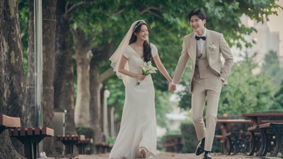 6 Foto Nikah Lee Jong Suk & Yoona, Bikin Penonton Big Mouth Gagal Move On