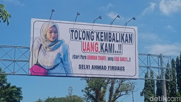 Foto terlapor kasus penipuan travel dipajang di iklan billboard, Makassar.