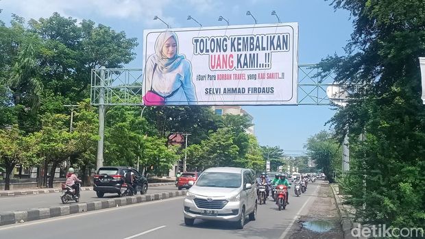 Foto terlapor kasus penipuan travel dipajang di iklan billboard, Makassar.
