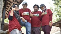 Para anggota fun trip terlihat sangat semringah mengikuti acara ini.