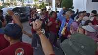 Para anggota fun trip terlihat sangat semringah mengikuti acara ini.
