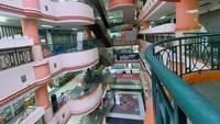 Glodok City, merupakan salah satu pusat perbelanjaan elektronik legendaris di Jakarta Barat, yang berdiri sejak 1970-an. Sayangnya, citra tersebut telah meredup. Pusat perbelanjaan ini seakan tak mampu bertahan di tengah gempuran pusat perbelanjaan baru yang mulai menjamur serta maraknya toko online. Kondisi pandemi COVID-19 yang melanda RI pun menjadi pukulan telak. Akhirnya, bangunan yang menjual alat elektronik hingga alat kesehatan ini pun semakin sepi bak kuburan. Jumlah gerai tutup pun bertambah dari waktu ke waktu, terutama di bagian lantai dua ke atas. Shafira Cendra Arini/Detikcom
