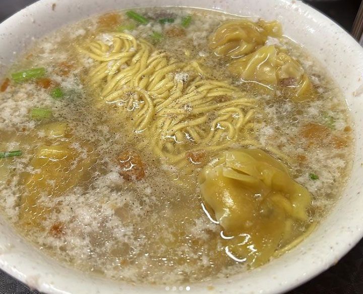 Gokil! Pelanggan Rela Antre 4 Jam Demi Makan Mie Babi Ini Terakhir Kali