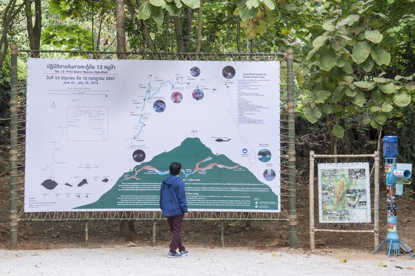 Di mulut gua turis bisa menemukan mural yang mengambarkan penyelamatan tim sepakbola junior lokal Wild Boars ini. Juga ada peta, bagian terowongan yang dibuat ulang dan patung mantan Angkatan Laut Thailand Saman Kunan yang gugur selama misi. Di sana juga ada juga kios makanan ringan dan kuil Buddha. Di mulut gua turis bisa menemukan mural yang mengambarkan penyelamatan tim sepakbola junior lokal Wild Boars ini. Juga ada peta, bagian terowongan yang dibuat ulang dan patung mantan Angkatan Laut Thailand Saman Kunan yang gugur selama misi. Di sana juga ada juga kios makanan ringan dan kuil Buddha.