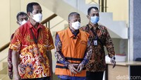 Sudrajad Dimyati keluar ruang pemeriksaan dengan mengenakan rompi tahanan KPK berwarna oranye. 
