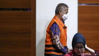Hakim Agung Sudrajad juga tampak diborgol. 