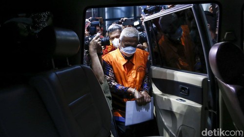 KPK menetapkan Hakim Agung Sudrajad Dimyati serta sejumlah pegawai di MA sebagai tersangka kasus dugaan suap pengurusan perkara, Jumat (23/9/2022). KPK pun menahan Sudrajad Dimyati.