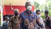 Hakim Agung Mahkamah Agung (MA) Sudrajad Dimyati (tengah) berjalan saat tiba di Gedung Merah Putih, KPK, Jakarta, Jumat (23/9/2022). Sudrajad Dimyati mendatangi KPK untuk menjalani pemeriksaan usai ditetapkan sebagai tersangka kasus dugaan suap pengurusan perkara di Mahkamah Agung.  