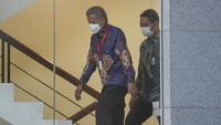 Sudrajad didampingi empat orang saat kedatangannya. Namun, tidak ada pernyataan apapun yang disampaikan Sudrajad saat tiba di KPK.
