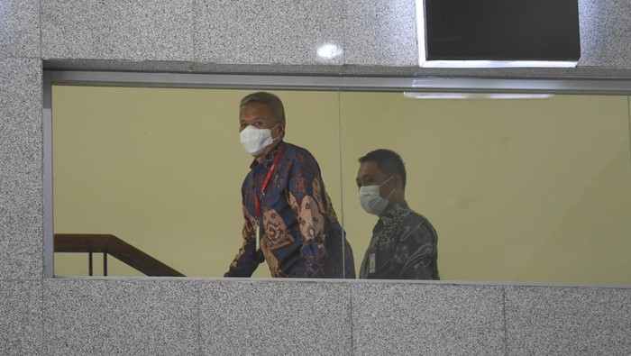 Hakim Agung Mahkamah Agung (MA) Sudrajad Dimyati (tengah) berjalan saat tiba di Gedung Merah Putih, KPK, Jakarta, Jumat (23/9/2022). Sudrajad Dimyati mendatangi KPK untuk menjalani pemeriksaan usai ditetapkan sebagai tersangka kasus dugaan suap pengurusan perkara di Mahkamah Agung. ANTARA FOTO/M Risyal Hidayat/nym.