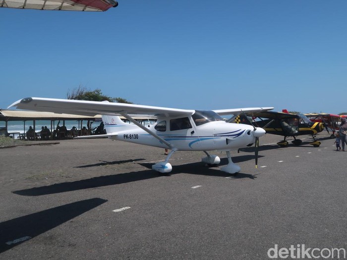 Hari pertama Jogja Air Show (JAS) di landasan pacu Pantai Depok, Kretek, Bantul, Jumat (23/9/2022).