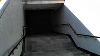 Stasiun Metro Panteones di Meksiko berlokasi dekat dengan dua kuburan. Di stasiun ini sering terdengar teriakan maupun penampakkan bayangan seseorang.