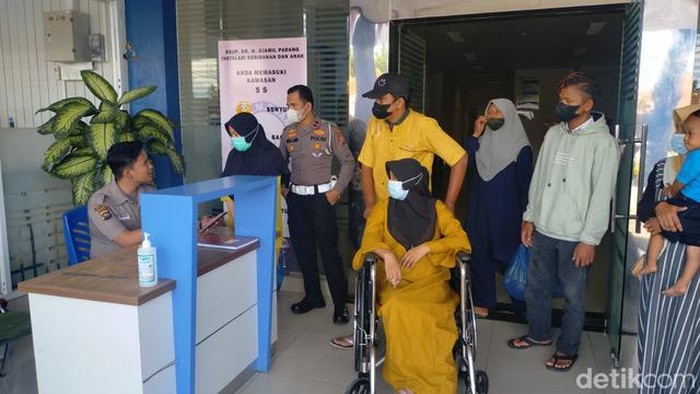 Ibu bayi kembar siam dua kepala satu badan asal Pariaman diantar polisi ke Padang.