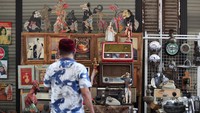Pengunjung melihat barang-barang antik yang dipamerkan di Indonesia Vintage Festival di Surabaya Town Square, Surabaya, Jawa Timur, Jumat (23/9/2022). Barang-barang yang dipamerkan seperti radio jadul, wayang, telephone jadul, pajangan, dan masih banyak lagi.