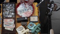 Dalam festival barang antik ini, para pengunjung juga dapat melihat koleksi uang kertas maupun uang koin jaman dulu. Festival ini berlangsung sampai 25 september 2022.