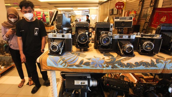 Indonesia Vintage Festival di Surabaya Town Square, Surabaya Pengunjung mengamati koleksi uang kertas lama yang dipamerkan di Indonesia Vintage Festival di Surabaya Town Square, Surabaya, Jawa Timur, Jumat (23/9/2022). Festival barang antik yang berlangsung sampai 25 September 2022 tersebut menampilkan sejumlah barang antik dan kuno. ANTARA FOTO/Didik Suhartono/YU