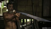 Mandau bisa dikatakan sejenis dengan parang, dahulu Mandau digunakan untuk berkebun. Warga adat dayak juga membawa Mandau ke hutan untuk berburu.