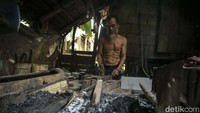 Proses pembuatan mandau ini memakan waktu hingga tiga hari, sebab besi lempeng ini akan dibakar agar mudah dibentuk. Cara membuatnya pun masih sangat tradisional.