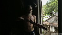 Sementara sarung mandau menggunakan kayu jenis pelaek yang didapat di hutan, nantinya akan diukur mata pisaunya dan kayu akan dibagi dua barulah dibuat sumpainya lalu dicat.