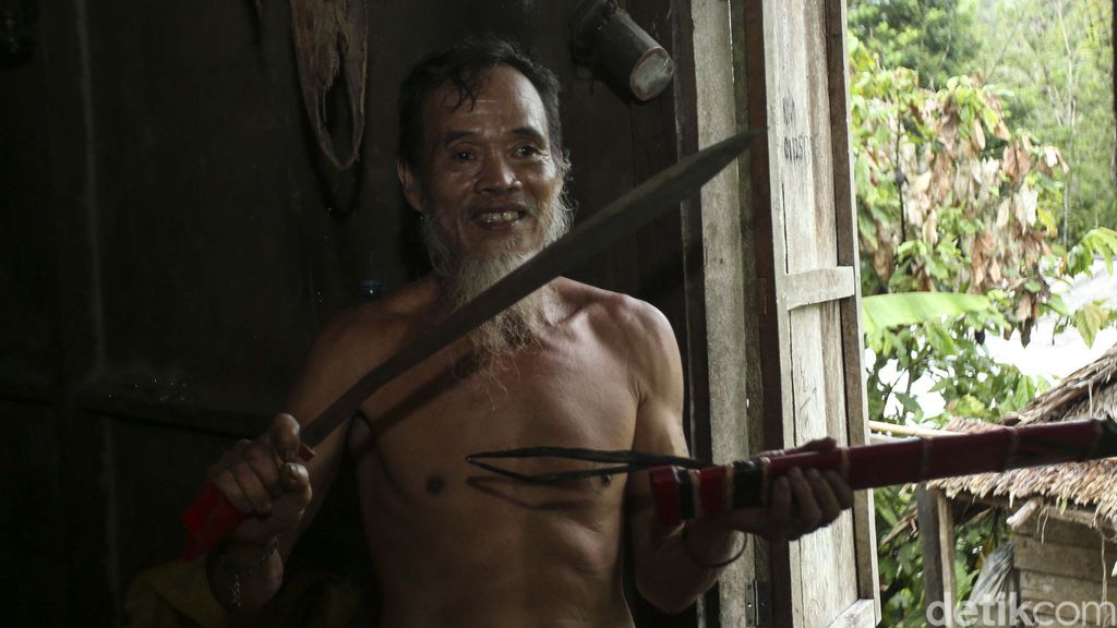 Mandau merupakan senjata tradisional khas Suku Dayak yang melegenda. Salah satu pembuatnya bernama Ahok (65). Yuk kita lihat proses pembuatannya.
