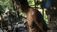 Banyak turis yang melancong ke Sebujit mencari mandau yang dibuat Ahok. Harga yang dipatok cukup terjangkau mulai dari 250 hingga 400 ribu rupiah, angka ini sangat masuk akal sebab mandau ini terbuat dari besi asli yang diolah dengan buatan tangan dan jika dibandingkan dengan toko oleh-oleh di Pontianak harganya akan berlipat ganda. 