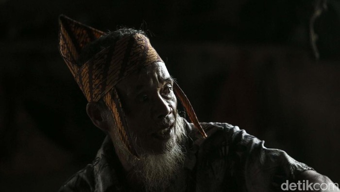 Mandau merupakan senjata tradisional khas Suku Dayak yang melegenda. Salah satu pembuatnya bernama Ahok (65). Yuk kita lihat proses pembuatannya.
