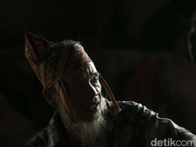 Mengenal Ahok, Sang Pembuat Mandau Dayak
