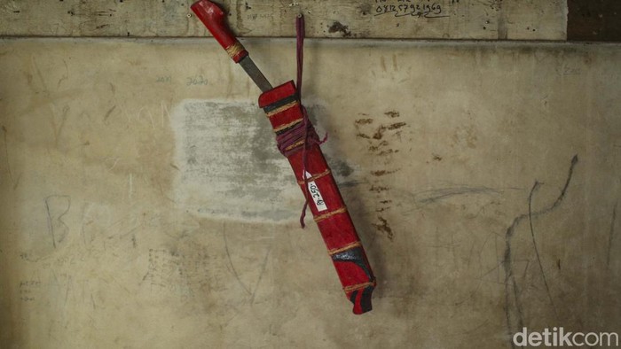 Mandau merupakan senjata tradisional khas Suku Dayak yang melegenda. Salah satu pembuatnya bernama Ahok (65). Yuk kita lihat proses pembuatannya.