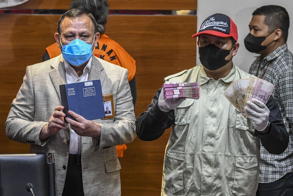 Ketua KPK Firli Bahuri (tengah) menggelar konferensi pers dengan menghadirkan tersangka operasi tangkap tangan (OTT) perkara suap di Mahkamah Agung, di gedung KPK, Jakarta, Jumat (23/9/2022). KPK mengamankan enam dari sepuluh tersangka dalam operasi tangkap tangan (OTT) pada Rabu (21/9/2022) dengan barang bukti uang 205.000 Dollar Singapura dan Rp50 juta yang diduga untuk menyuap pengurusan perkara di Mahkamah Agung. ANTARA FOTO/Galih Pradipta/nym.