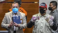 KPK menyita barang bukti uang senilai 205.000 Dollar Singapura dan Rp 50 juta yang diduga untuk menyuap pengurusan perkara di Mahkamah Agung.