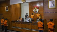 KPK mengamankan enam dari sepuluh tersangka.