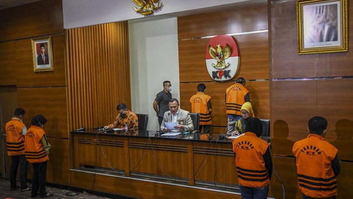 Ini Uang yang Disita dalam OTT di Mahkamah Agung Ketua KPK Firli Bahuri (tengah) menggelar konferensi pers dengan menghadirkan tersangka operasi tangkap tangan (OTT) perkara suap di Mahkamah Agung, di gedung KPK, Jakarta, Jumat (23/9/2022). KPK mengamankan enam dari sepuluh tersangka dalam operasi tangkap tangan (OTT) pada Rabu (21/9/2022) dengan barang bukti uang 205.000 Dollar Singapura dan Rp50 juta yang diduga untuk menyuap pengurusan perkara di Mahkamah Agung. ANTARA FOTO/Galih Pradipta/nym.