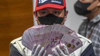Petugas KPK menunjukan barang bukti Dollar Singapura saat menggelar keterangan pers terkait operasi tangkap tangan (OTT) perkara di Mahkamah Agung di gedung KPK, Jakarta, Jumat (23/9/2022).