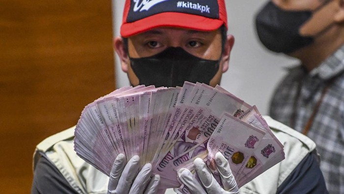 Ini Uang yang Disita dalam OTT di Mahkamah Agung Ketua KPK Firli Bahuri (tengah) menggelar konferensi pers dengan menghadirkan tersangka operasi tangkap tangan (OTT) perkara suap di Mahkamah Agung, di gedung KPK, Jakarta, Jumat (23/9/2022). KPK mengamankan enam dari sepuluh tersangka dalam operasi tangkap tangan (OTT) pada Rabu (21/9/2022) dengan barang bukti uang 205.000 Dollar Singapura dan Rp50 juta yang diduga untuk menyuap pengurusan perkara di Mahkamah Agung. ANTARA FOTO/Galih Pradipta/nym.