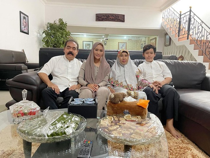 10 Potret Harmonis Inul Daratista dan Adam Suseno Saat Makan Bareng