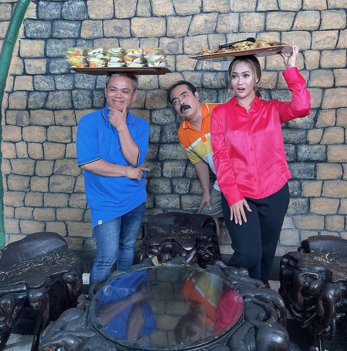 10 Potret Harmonis Inul Daratista dan Adam Suseno Saat Makan Bareng