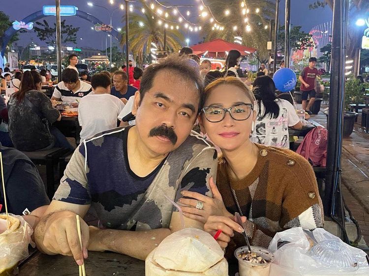 10 Potret Harmonis Inul Daratista dan Adam Suseno Saat Makan Bareng